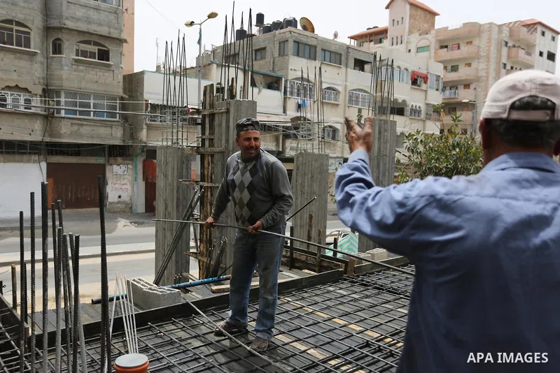 Palestinian laborers construction work at building still under construction to mark May Day or International Workers' Day, in Gaza city on May 01. 2017. Photo by Ashraf Amra