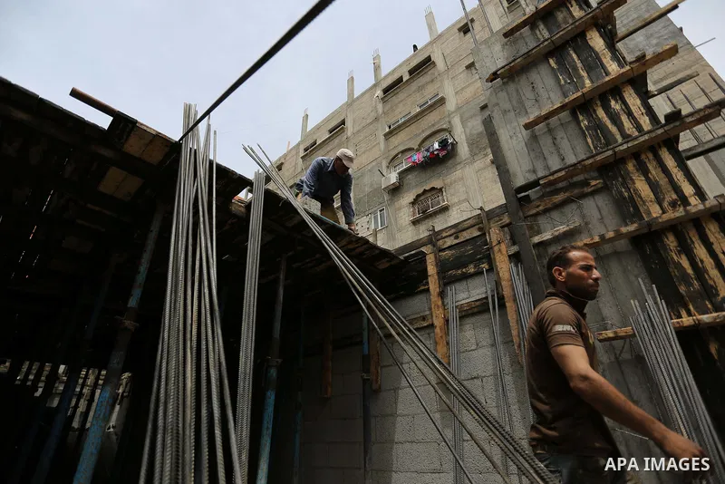 Palestinian laborers construction work at building still under construction to mark May Day or International Workers' Day, in Gaza city on May 01. 2017. Photo by Ashraf Amra