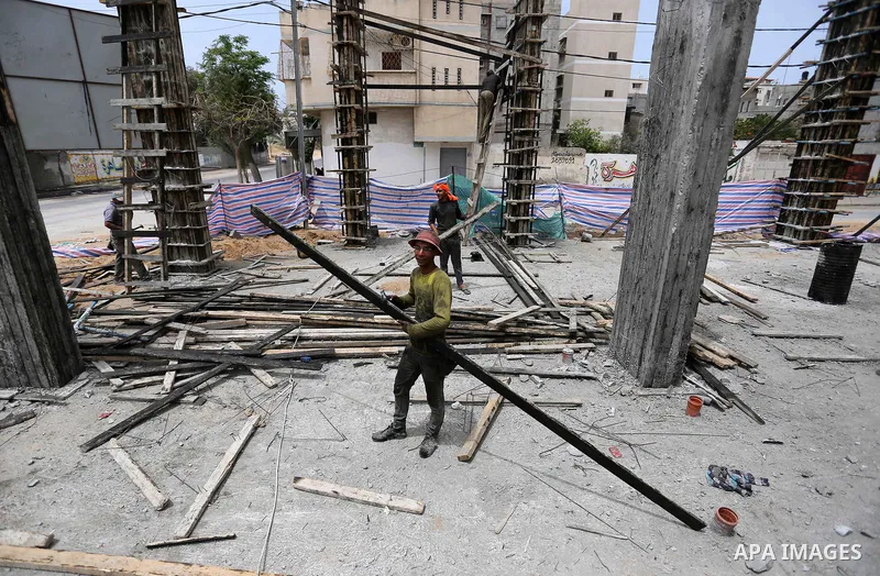 Palestinian laborers construction work at building still under construction to mark May Day or International Workers' Day, in Gaza city on May 01. 2017. Photo by Ashraf Amra