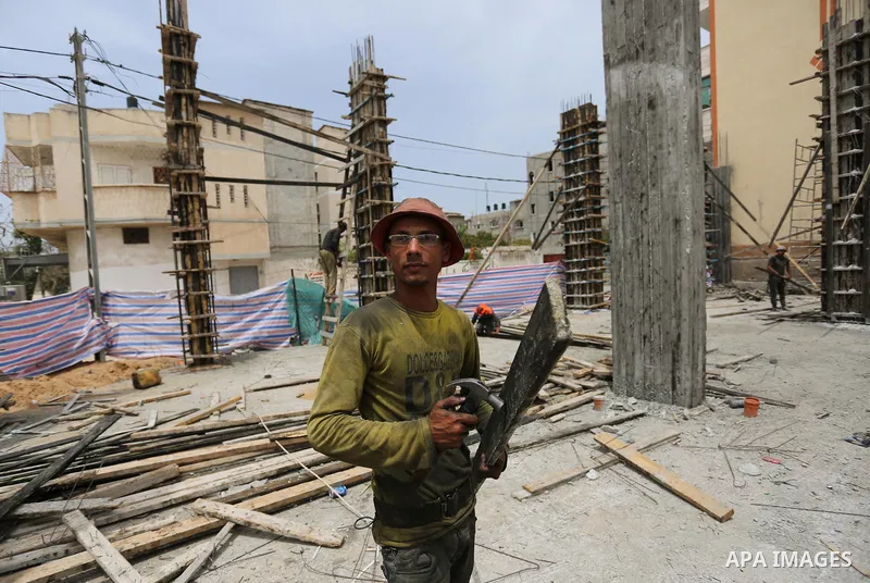 Palestinian laborers construction work at building still under construction to mark May Day or International Workers' Day, in Gaza city on May 01. 2017. Photo by Ashraf Amra