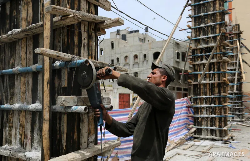 Palestinian laborers construction work at building still under construction to mark May Day or International Workers' Day, in Gaza city on May 01. 2017. Photo by Ashraf Amra