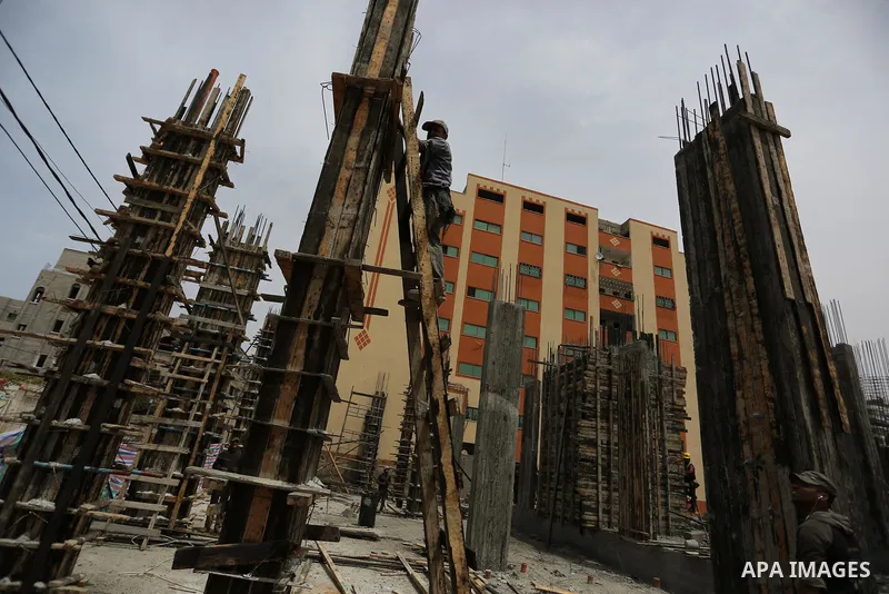 Palestinian laborers construction work at building still under construction to mark May Day or International Workers' Day, in Gaza city on May 01. 2017. Photo by Ashraf Amra