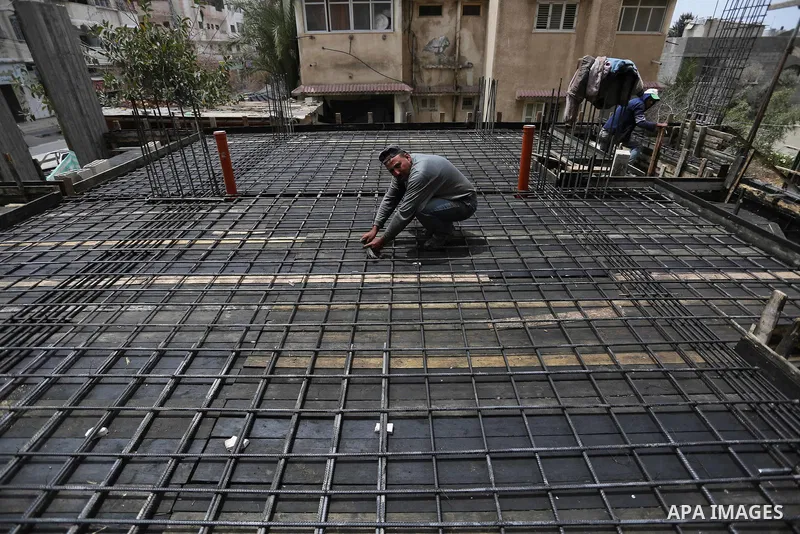 Palestinian laborers construction work at building still under construction to mark May Day or International Workers' Day, in Gaza city on May 01. 2017. Photo by Ashraf Amra