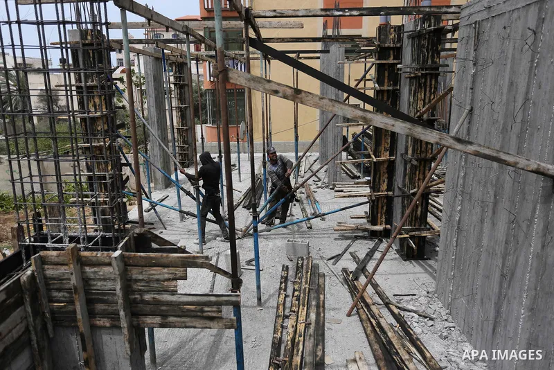 Palestinian laborers construction work at building still under construction to mark May Day or International Workers' Day, in Gaza city on May 01. 2017. Photo by Ashraf Amra