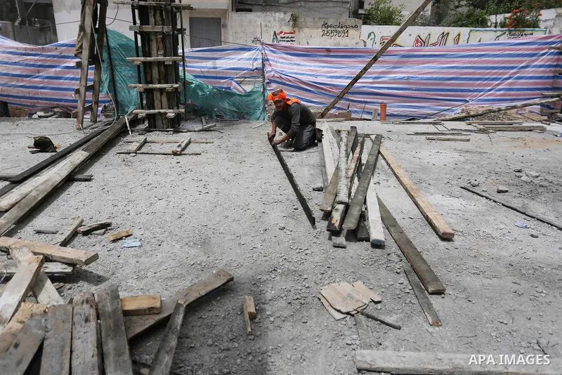 Palestinian laborers construction work at building still under construction to mark May Day or International Workers' Day, in Gaza city on May 01. 2017. Photo by Ashraf Amra