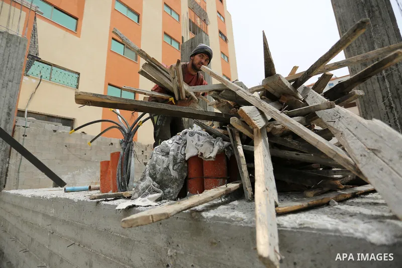 Palestinian laborers construction work at building still under construction to mark May Day or International Workers' Day, in Gaza city on May 01. 2017. Photo by Ashraf Amra