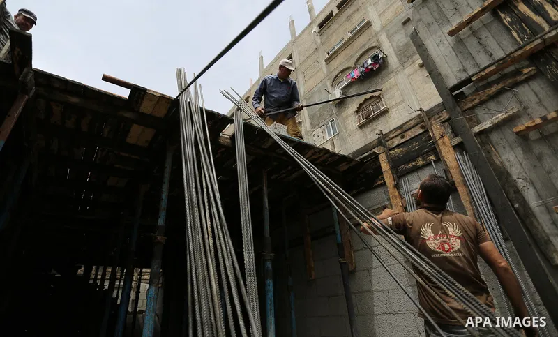 Palestinian laborers construction work at building still under construction to mark May Day or International Workers' Day, in Gaza city on May 01. 2017. Photo by Ashraf Amra