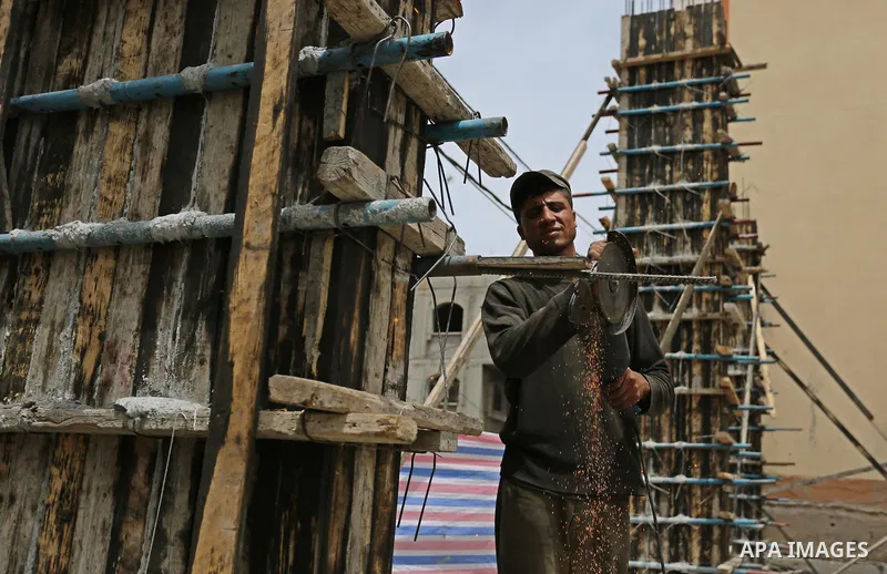 Palestinian laborers construction work at building still under construction to mark May Day or International Workers' Day, in Gaza city on May 01. 2017. Photo by Ashraf Amra