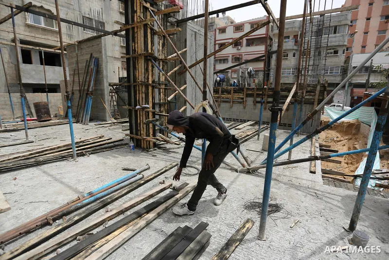 Palestinian laborers construction work at building still under construction to mark May Day or International Workers' Day, in Gaza city on May 01. 2017. Photo by Ashraf Amra