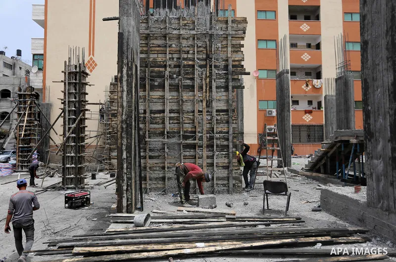 Palestinian laborers construction work at building still under construction to mark May Day or International Workers' Day, in Gaza city on May 01. 2017. Photo by Ashraf Amra