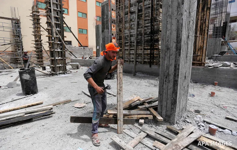 Palestinian laborers construction work at building still under construction to mark May Day or International Workers' Day, in Gaza city on May 01. 2017. Photo by Ashraf Amra