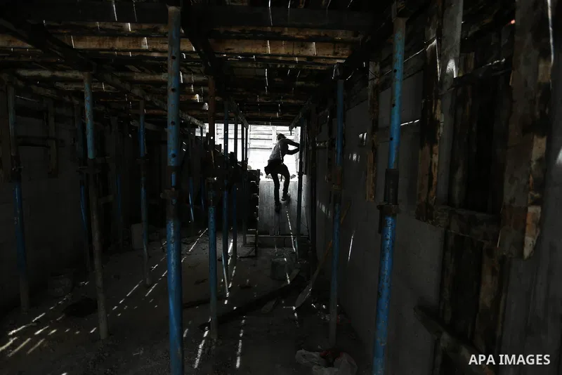 Palestinian laborers construction work at building still under construction to mark May Day or International Workers' Day, in Gaza city on May 01. 2017. Photo by Ashraf Amra