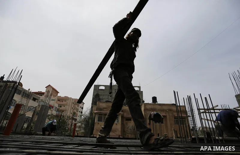 Palestinian laborers construction work at building still under construction to mark May Day or International Workers' Day, in Gaza city on May 01. 2017. Photo by Ashraf Amra