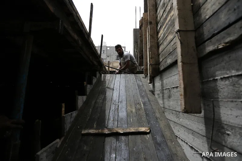 Palestinian laborers construction work at building still under construction to mark May Day or International Workers' Day, in Gaza city on May 01. 2017. Photo by Ashraf Amra