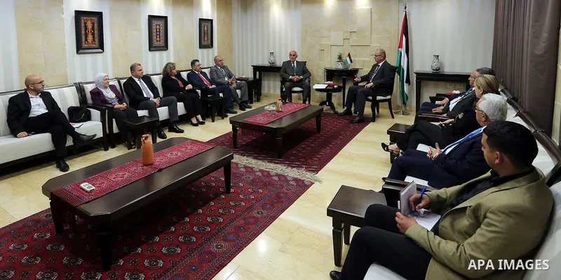 Palestinian Prime Minister, Rami Hamdallah, meets with businessman Munib al-Masri, in the West Bank city of Ramallah, on May 4, 2017. Photo by Prime Minister Office