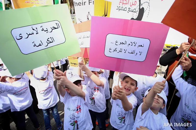 Palestinian children take part in a protest to show solidarity with Palestinian prisoners on hunger strike in Israeli jails, in the West Bank city of Nablus, on May 4, 2017. Photo by Ayman Ameen