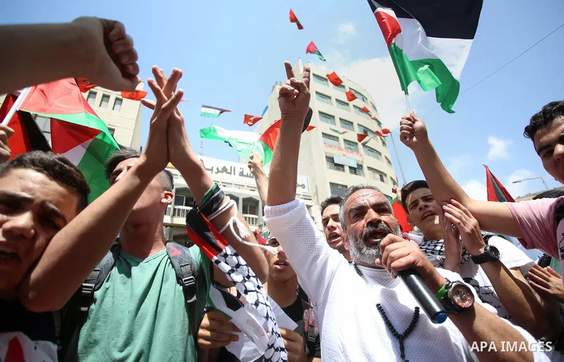 Palestinian students take part in a protest to show solidarity with Palestinian prisoners on hunger strike in Israeli jails, in the West Bank city of Nablus, on May 4, 2017. Photo by Ayman Ameen
