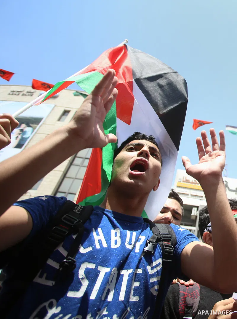 Palestinian students take part in a protest to show solidarity with Palestinian prisoners on hunger strike in Israeli jails, in the West Bank city of Nablus, on May 4, 2017. Photo by Ayman Ameen