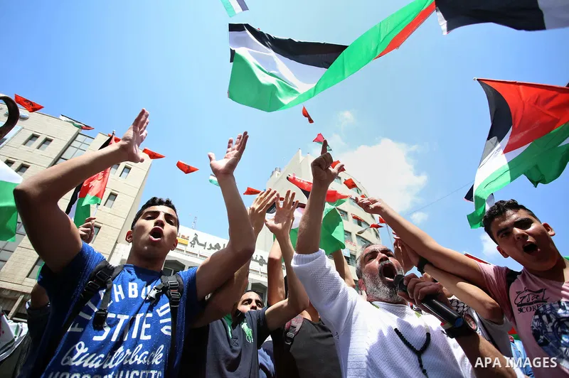 Palestinian students take part in a protest to show solidarity with Palestinian prisoners on hunger strike in Israeli jails, in the West Bank city of Nablus, on May 4, 2017. Photo by Ayman Ameen