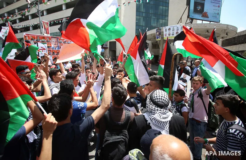 Palestinian students take part in a protest to show solidarity with Palestinian prisoners on hunger strike in Israeli jails, in the West Bank city of Nablus, on May 4, 2017. Photo by Ayman Ameen