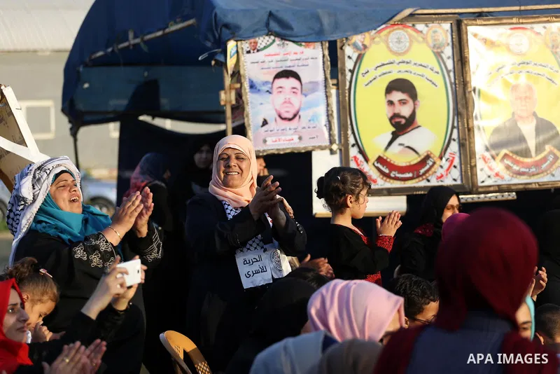 Palestinians attend a concert held in solidarity with Palestinian hunger-striking prisoners in Israeli jails, in Gaza City on May 4, 2017. Photo by Mohammed Asad