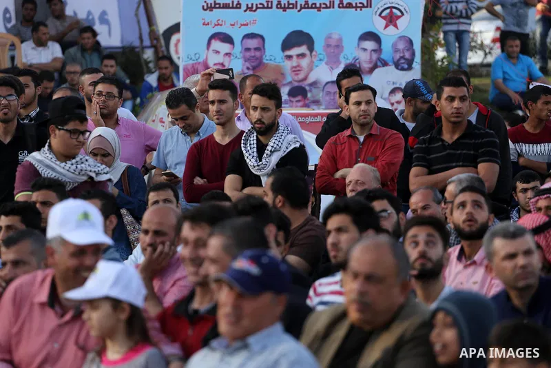 Palestinians attend a concert held in solidarity with Palestinian hunger-striking prisoners in Israeli jails, in Gaza City on May 4, 2017. Photo by Mohammed Asad