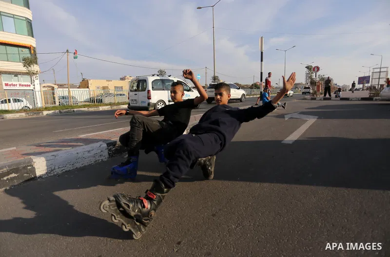 Palestinian youths skate at the street as they enjoy thier time off the coast of Gaza City on May 5, 2017. Photo by Mohammed Asad