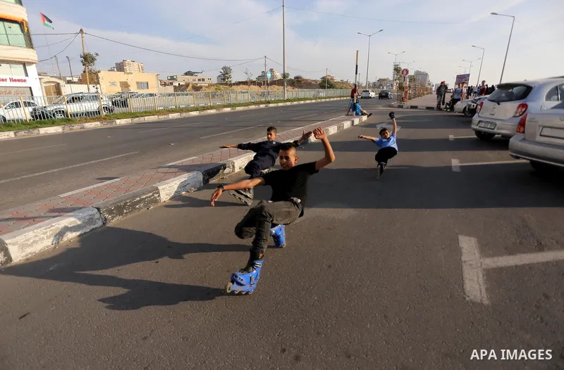 Palestinian youths skate at the street as they enjoy thier time off the coast of Gaza City on May 5, 2017. Photo by Mohammed Asad