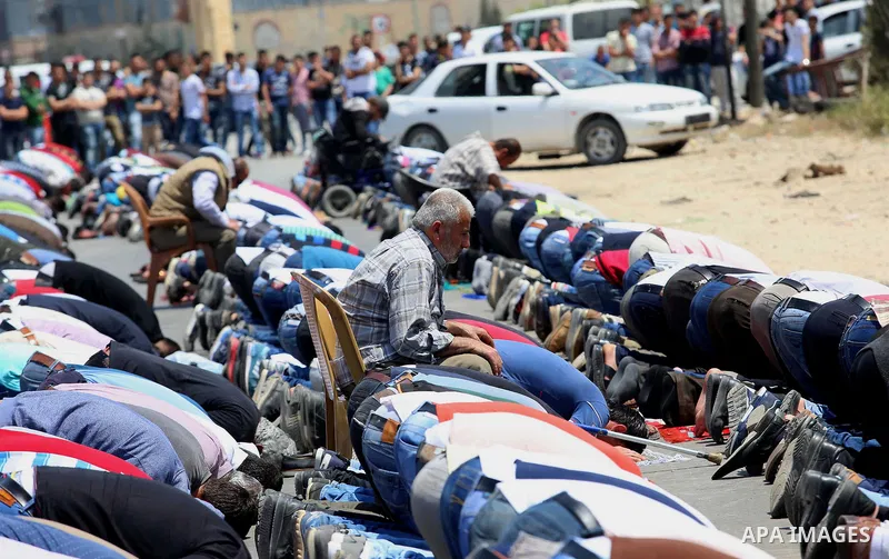 Palestinians preform Friday prayer prior to a protest in support of Palestinian prisoners on hunger strike in Israeli jails, in the West Bank village of Beita, near Nablus May 5, 2017. Photo by Ayman Ameen