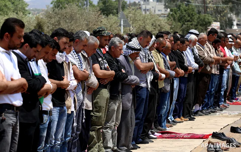Palestinians preform Friday prayer prior to a protest in support of Palestinian prisoners on hunger strike in Israeli jails, in the West Bank village of Beita, near Nablus May 5, 2017. Photo by Ayman Ameen