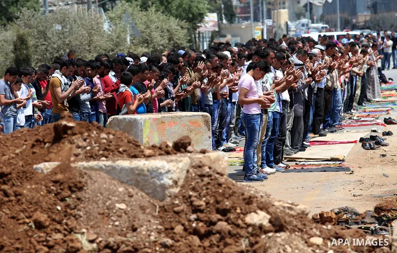 Palestinians preform Friday prayer prior to a protest in support of Palestinian prisoners on hunger strike in Israeli jails, in the West Bank village of Beita, near Nablus May 5, 2017. Photo by Ayman Ameen