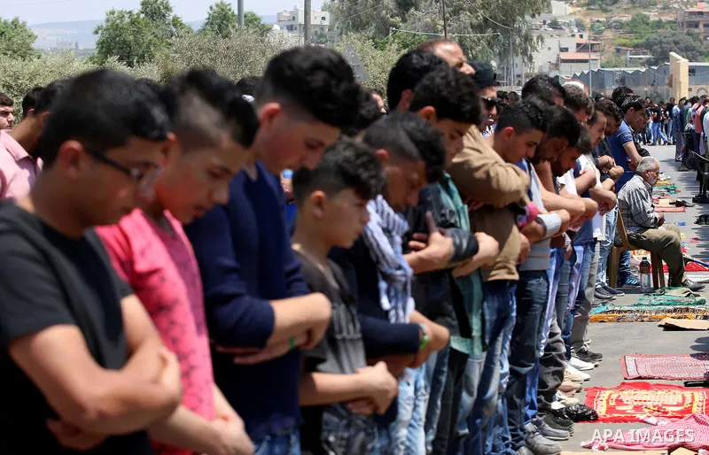 Palestinians preform Friday prayer prior to a protest in support of Palestinian prisoners on hunger strike in Israeli jails, in the West Bank village of Beita, near Nablus May 5, 2017. Photo by Ayman Ameen
