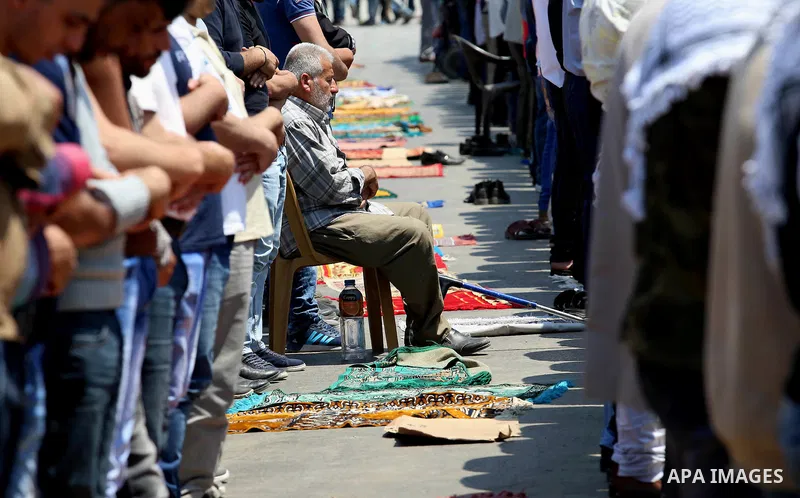 Palestinians preform Friday prayer prior to a protest in support of Palestinian prisoners on hunger strike in Israeli jails, in the West Bank village of Beita, near Nablus May 5, 2017. Photo by Ayman Ameen