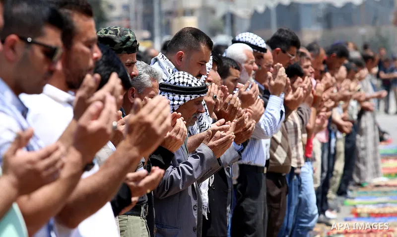 Palestinians preform Friday prayer prior to a protest in support of Palestinian prisoners on hunger strike in Israeli jails, in the West Bank village of Beita, near Nablus May 5, 2017. Photo by Ayman Ameen
