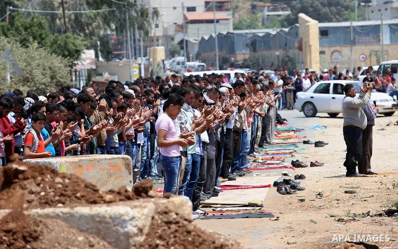 Palestinians preform Friday prayer prior to a protest in support of Palestinian prisoners on hunger strike in Israeli jails, in the West Bank village of Beita, near Nablus May 5, 2017. Photo by Ayman Ameen