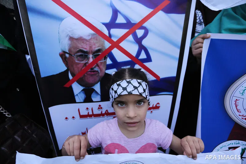 Palestinian supporters of Al-Ahrar movement hold banners during a protest against Palestinian President Mahmoud Abbas and Israeli blockade of the Gaza Strip, in Gaza city, on May 07, 2017. Photo by Ashraf Amra