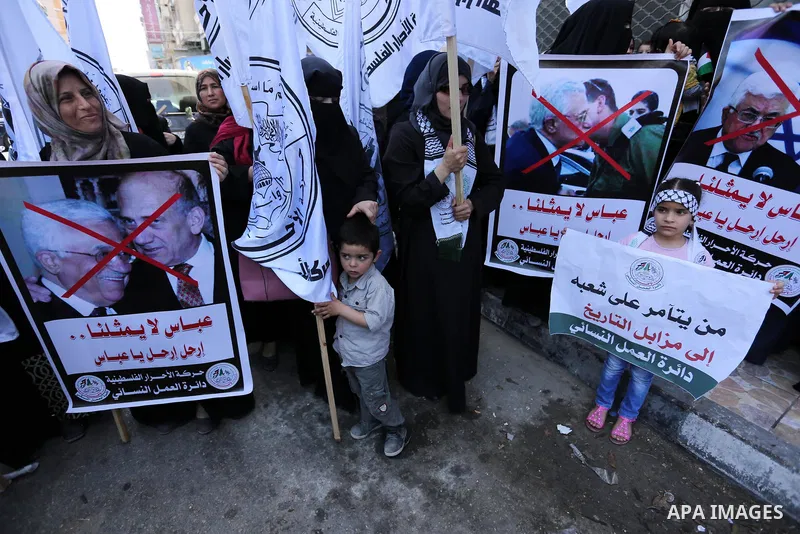 Palestinian supporters of Al-Ahrar movement hold banners during a protest against Palestinian President Mahmoud Abbas and Israeli blockade of the Gaza Strip, in Gaza city, on May 07, 2017. Photo by Ashraf Amra