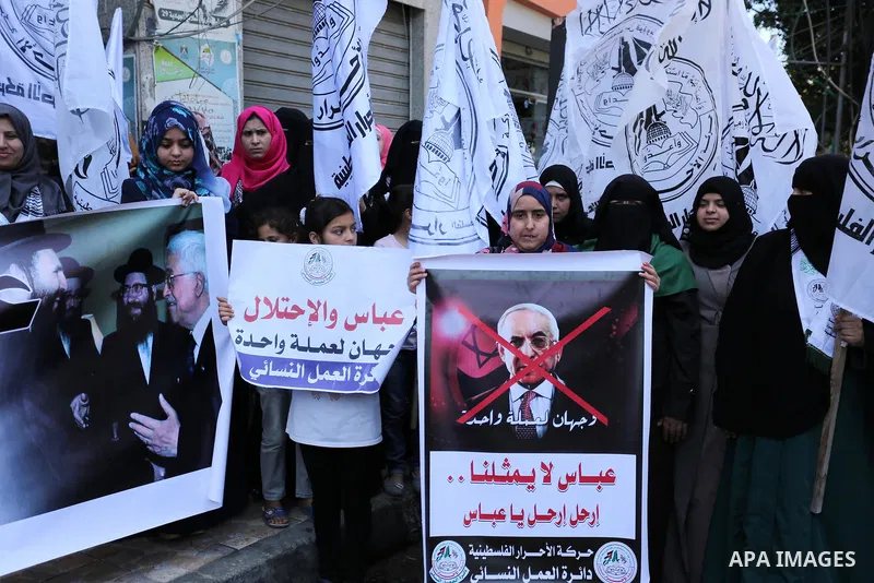Palestinian supporters of Al-Ahrar movement hold banners during a protest against Palestinian President Mahmoud Abbas and Israeli blockade of the Gaza Strip, in Gaza city, on May 07, 2017. Photo by Ashraf Amra