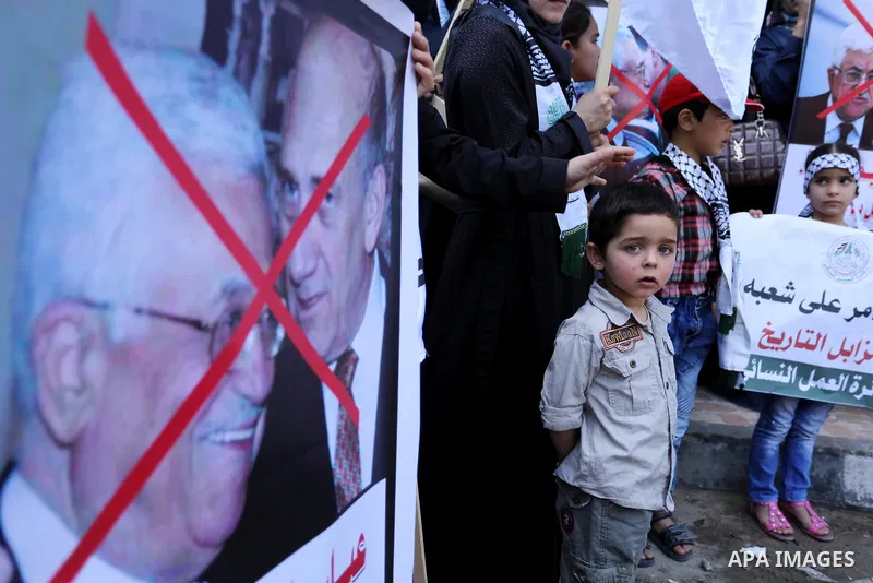 Palestinian supporters of Al-Ahrar movement hold banners during a protest against Palestinian President Mahmoud Abbas and Israeli blockade of the Gaza Strip, in Gaza city, on May 07, 2017. Photo by Ashraf Amra