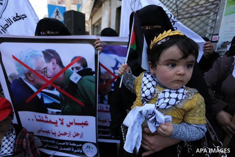 Palestinian supporters of Al-Ahrar movement hold banners during a protest against Palestinian President Mahmoud Abbas and Israeli blockade of the Gaza Strip, in Gaza city, on May 07, 2017. Photo by Ashraf Amra