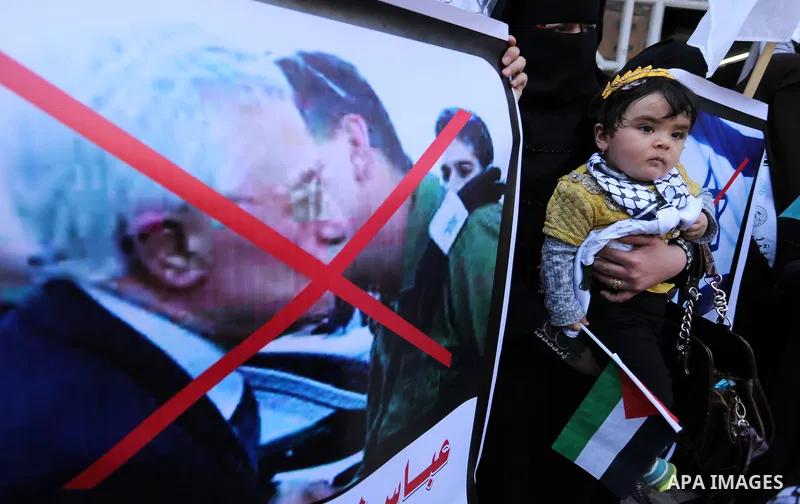 Palestinian supporters of Al-Ahrar movement hold banners during a protest against Palestinian President Mahmoud Abbas and Israeli blockade of the Gaza Strip, in Gaza city, on May 07, 2017. Photo by Ashraf Amra