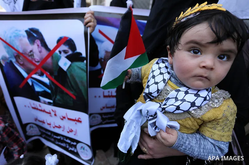 Palestinian supporters of Al-Ahrar movement hold banners during a protest against Palestinian President Mahmoud Abbas and Israeli blockade of the Gaza Strip, in Gaza city, on May 07, 2017. Photo by Ashraf Amra