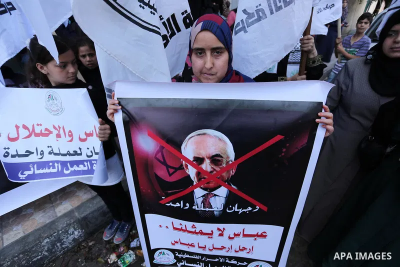 Palestinian supporters of Al-Ahrar movement hold banners during a protest against Palestinian President Mahmoud Abbas and Israeli blockade of the Gaza Strip, in Gaza city, on May 07, 2017. Photo by Ashraf Amra