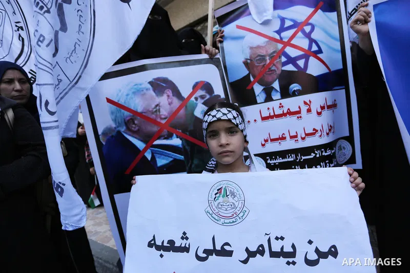 Palestinian supporters of Al-Ahrar movement hold banners during a protest against Palestinian President Mahmoud Abbas and Israeli blockade of the Gaza Strip, in Gaza city, on May 07, 2017. Photo by Ashraf Amra