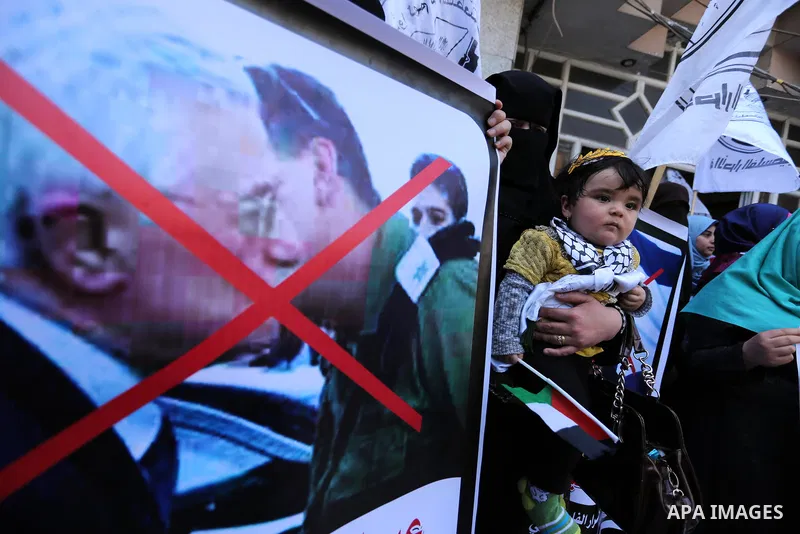 Palestinian supporters of Al-Ahrar movement hold banners during a protest against Palestinian President Mahmoud Abbas and Israeli blockade of the Gaza Strip, in Gaza city, on May 07, 2017. Photo by Ashraf Amra