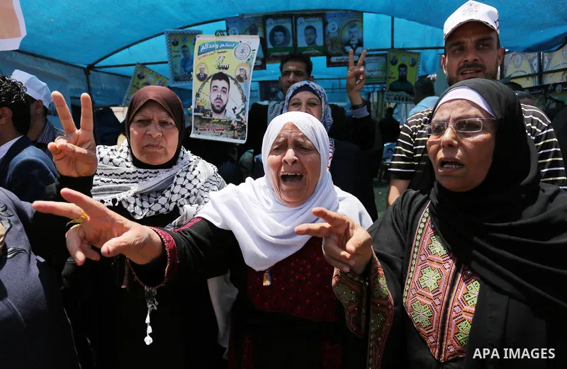 Palestinian women chant slogans over their imprisoned relatives during a gathering held in solidarity with Palestinian hunger-striking prisoners in Israeli jails in Gaza City on May 8, 2017. Photo by Ashraf Amra