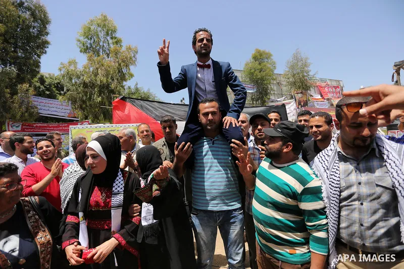 A Palestinian groom and his bride take part in their marriage ceremony at a sit-in in support of Palestinian hunger-striking prisoners held in Israeli jails, on May 8, 2017, in Gaza City. Photo by Ashraf Amra