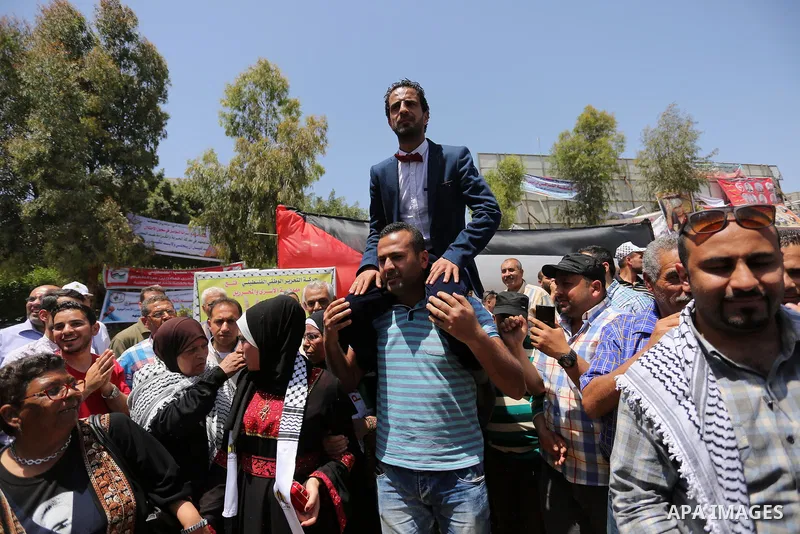 A Palestinian groom and his bride take part in their marriage ceremony at a sit-in in support of Palestinian hunger-striking prisoners held in Israeli jails, on May 8, 2017, in Gaza City. Photo by Ashraf Amra