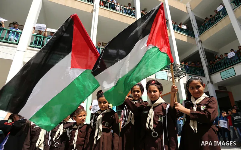Palestinian students hold banners during a protest against Israeli blockade of the Gaza Strip, in Gaza city, on May 10, 2017. Photo by Ashraf Amra
