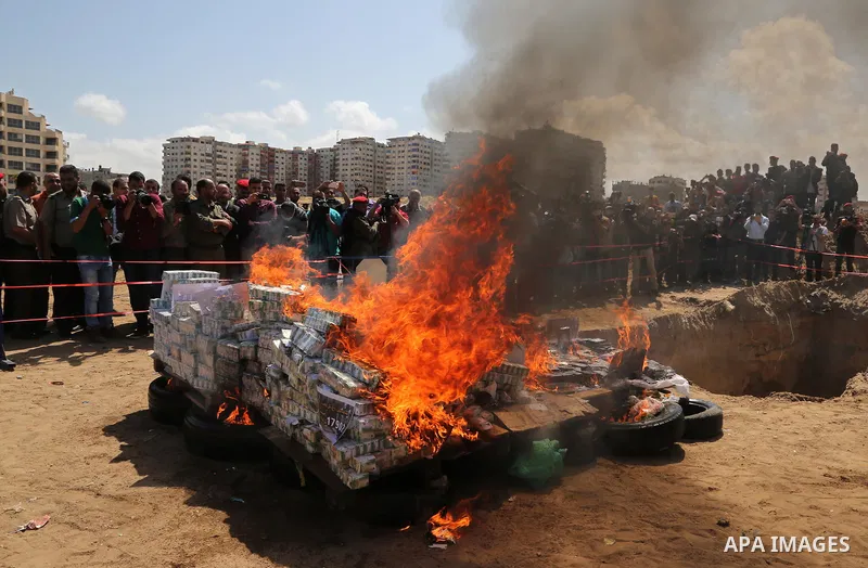 Members of Palestinian anti-drug police burn drugs that were seized by forces, in Gaza City May 11, 2017. Photo by Ashraf Amra